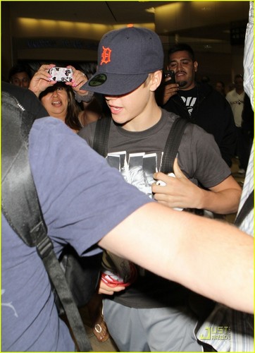  Justin Bieber: Low Профиль at LAX