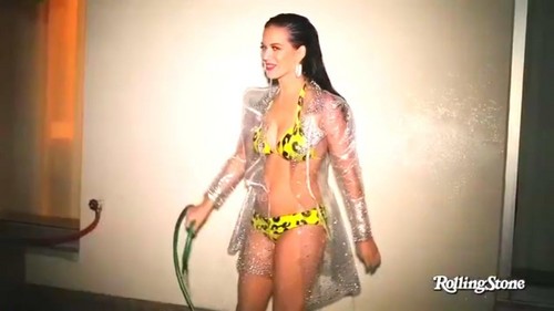  Katy Perry Getting Hosed Down In A Bikini In A Sexy 写真 Shoot For Rolling Stone Magazine's July