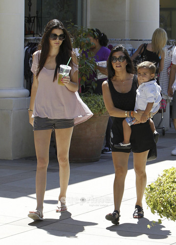  Kendall Jenner enjoys a 일 at the Mall in Calabasas, June 25
