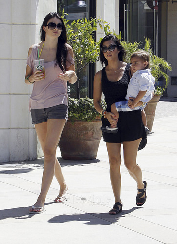  Kendall Jenner enjoys a giorno at the Mall in Calabasas, June 25