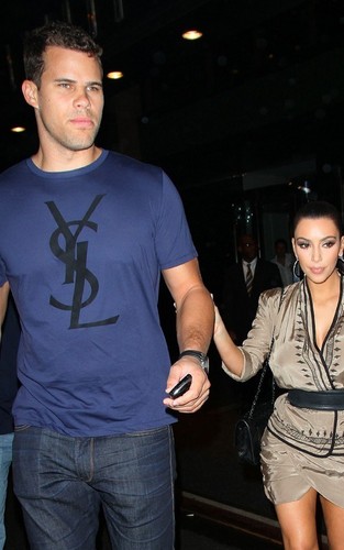  Kim Kardashian and Kris Humphries out for chajio, chakula cha jioni at the Waverly Inn in NYC (June 24).