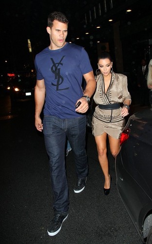  Kim Kardashian and Kris Humphries out for chajio, chakula cha jioni at the Waverly Inn in NYC (June 24).