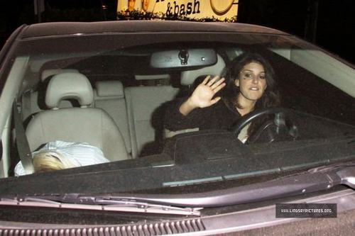  Lindsay Lohan Leaving замок Marmont With Shenae Grimes