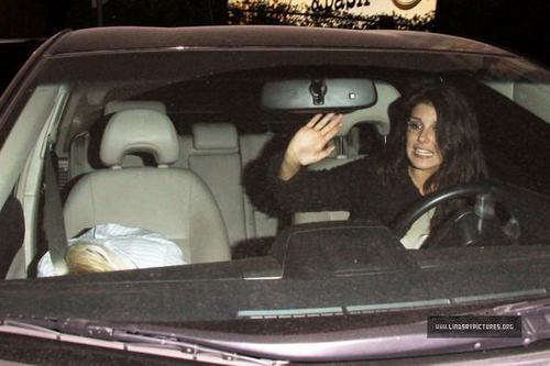  Lindsay Lohan Leaving 城堡 Marmont With Shenae Grimes