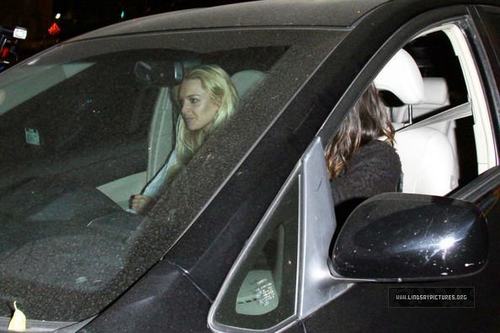  Lindsay Lohan Leaving 城堡 Marmont With Shenae Grimes