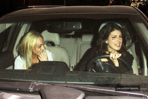  Lindsay Lohan Leaving 샤토, 샤 또 Marmont With Shenae Grimes