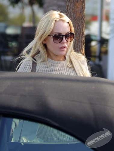  Lindsay Lohan Shopping At Whole Foods In Los Angeles