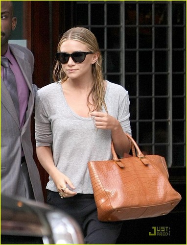  Mary-Kate & Ashley Olsen: Busy دن in New York!