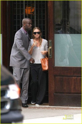  Mary-Kate & Ashley Olsen: Busy दिन in New York!