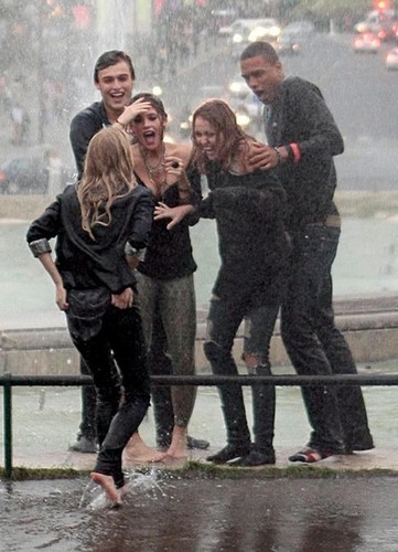  Miley Cyrus And The Cast Of 'LOL: Laughing Out Loud' Filming in Paris.