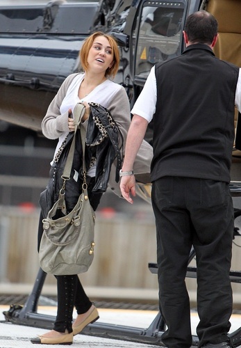  Miley - Returns to Melbourne par helicopter from Phillip Island - June 24, 2011