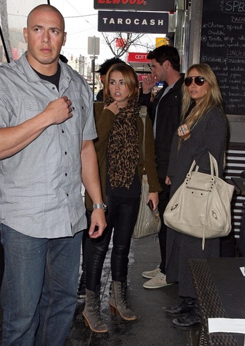  Miley - Shopping on Chapel 거리 in Melbourne - June 23, 2011