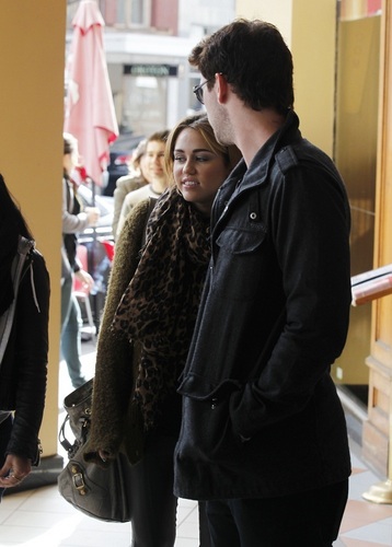  Miley - Shopping on Chapel سٹریٹ, گلی in Melbourne - June 23, 2011