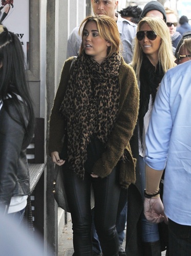 Miley - Shopping on Chapel mitaani, mtaa in Melbourne - June 23, 2011