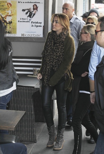  Miley - Shopping on Chapel 街, 街道 in Melbourne - June 23, 2011