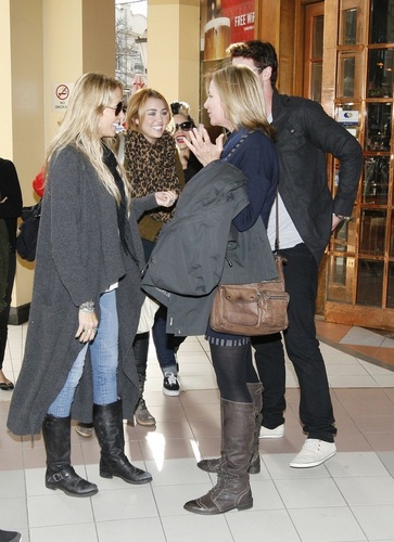  Miley - Shopping on Chapel jalan in Melbourne - June 23, 2011