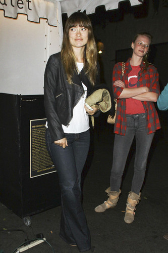  Olivia Wilde left महल, शताब्दी, chateau Marmont in Los Angeles at 2am in good spirits.