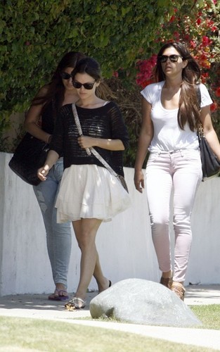  Rachel Bilson and her gal pals in Los Angeles (June 24).
