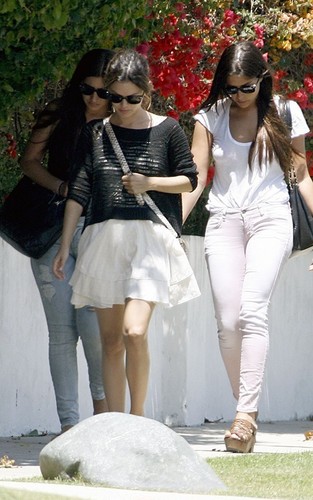  Rachel Bilson and her gal pals in Los Angeles (June 24).