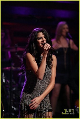  Selena Gomez 'Loves' Jimmy Fallon 'Like A 爱情 Song'