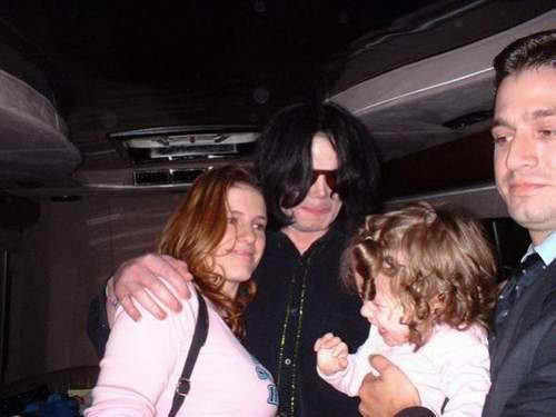  THIS MUST BE THE ONLY KID WHO'S CRYING siguiente TO MICHAEL!
