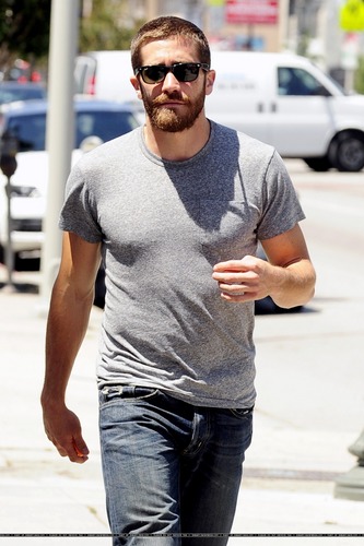  jake gyllenhaal leaving the ammo cafe in los angeles