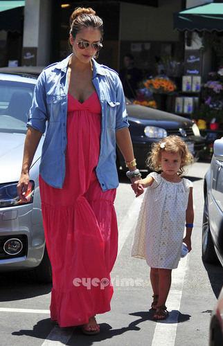  Jessica Alba shops for groceries in Brentwood, June 26