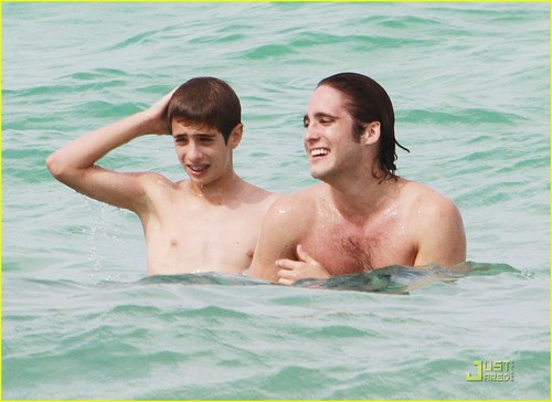  Diego Boneta: de praia, praia dia with Brother!