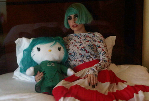  Gaga with a Hello Kitty doll dado por a fan in japón