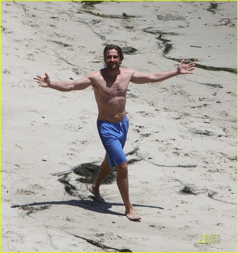  Gerard Butler: Shirtless Stroll with Mystery Gal!