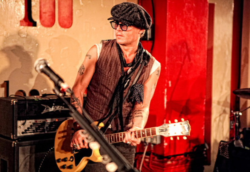  Johnny performing with Alice Cooper at the "100 Club" in लंडन UK, on 26th June 2011.