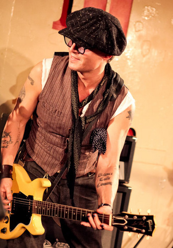  Johnny performing with Alice Cooper at the "100 Club" in 伦敦 UK, on 26th June 2011.