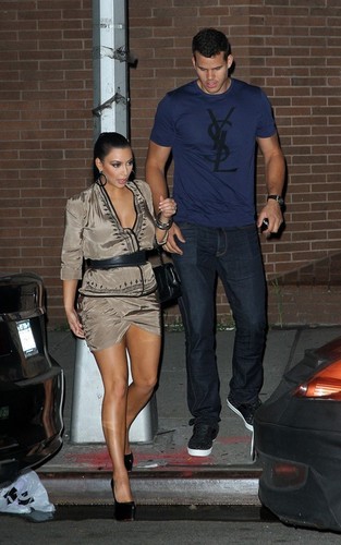  Kim out for 晚餐 with Kris Humphries in NYC.