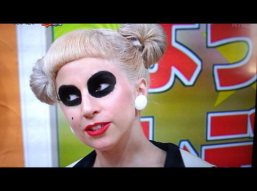  Lady Gaga Visits Japanese Talk tunjuk ‘Sukkiri’