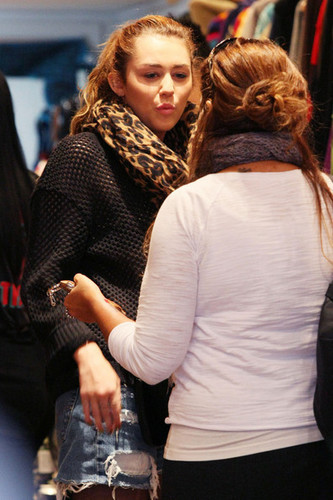  Miley Cyrus goes shopping with her mom Tish on oxford strada, via