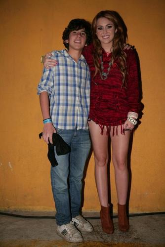  New تصویر of Miley Cyrus with شائقین in Ecuador