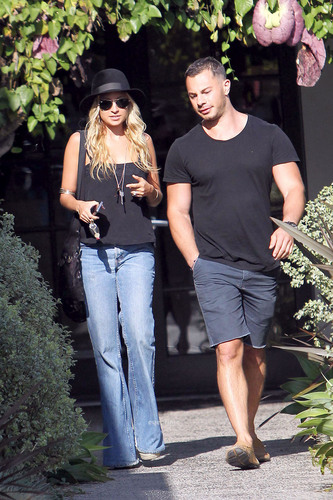  Nicole Richie Heads to Andy Lecompte Salon in Hollywood, June 28