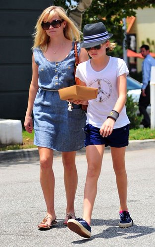  Reese Witherspoon out with daughter Ava in Brentwood (June 28).