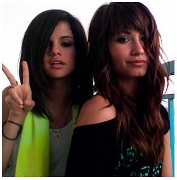  Selena Gomez and Demi Lovato <3