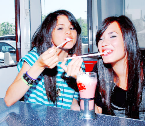  Selena Gomez and Demi Lovato <3