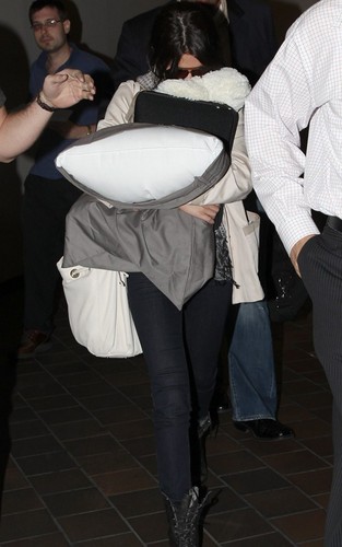  Selena Gomez arriving to LaGuardia Airport (June 28).