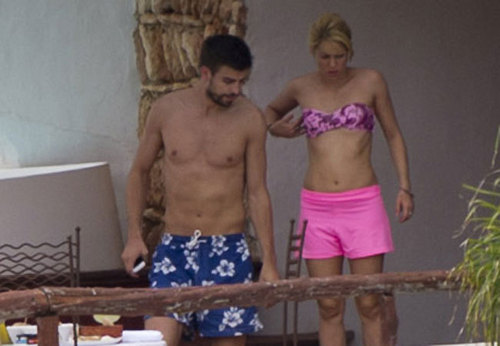  夏奇拉 e Piqué curtem férias em Ibiza