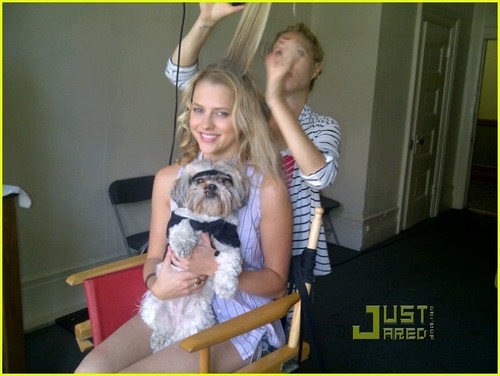  Teresa Palmer: Funny または Die with Luna!