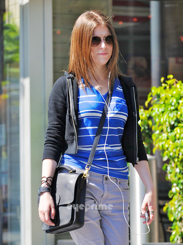  Anna Kendrick Listens to Her iPod in Hollywood, July 1