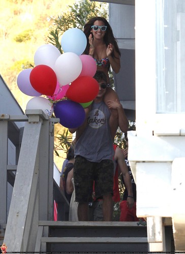  Ashley - Celebrating her 26th birthday in Malibu with Zac Efron and 프렌즈 - July 02, 2011 HQ
