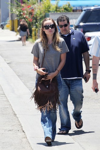  Goes shopping in Hollywood, CA [June 30, 2011]