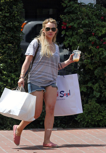 Hilary Duff shops at ফ্রেড Segal in Santa Monica, June 28