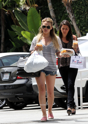  Hilary Duff shops at 프레드 Segal in Santa Monica, June 28