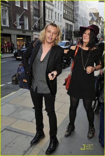  Jamie Campbell Bower: No और 'Camelot'