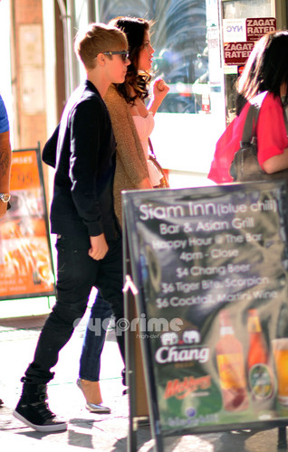  Justin and Selena holding hand after having cena in NY